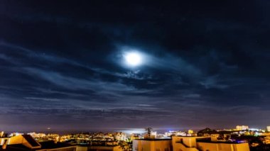 Costa Del Sol 'daki İspanya' nın Benalamdena kasabasının üzerinde ay ışığıyla aydınlanan bir gökyüzünün zaman atlaması.