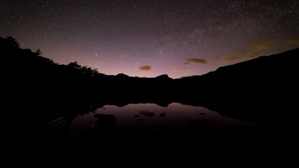 Timelapse Nocnego Nieba Odbicie Blea Tarn Angielskim Lake District — Wideo stockowe