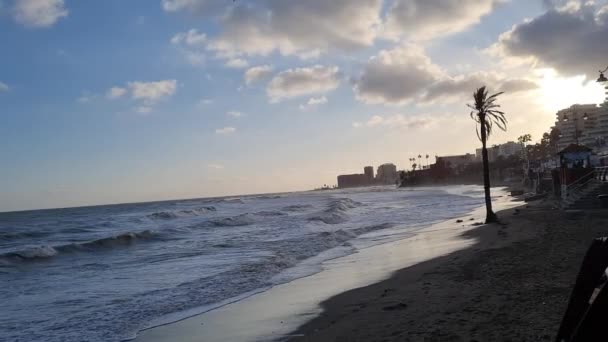 寒い冬の日にスペインのコスタ ソルのベナルマデナのコストラインの短いビデオ — ストック動画