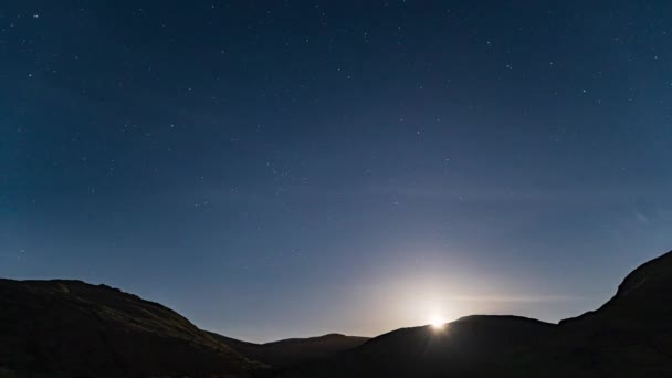 一轮短暂的月亮掠过英国湖区的群山 — 图库视频影像