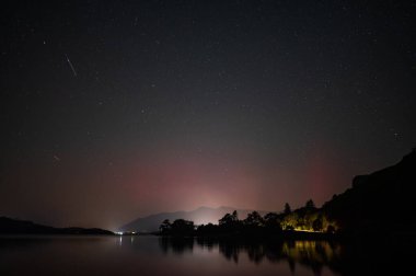 İngiliz Göl Bölgesi 'nde Derwentwater üzerinde sönük bir aurora.