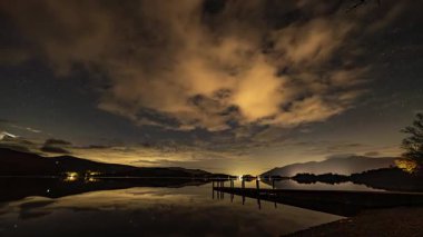 İngiliz Gölü Bölgesi 'nde Derwentwater üzerinde gece vakti hızla yükselen bir gökyüzü