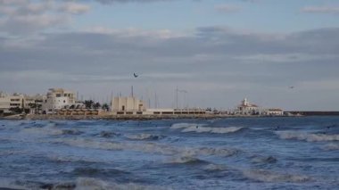 Benalmadena sahil şeridinde sörfçülerin dalga yakalamayı beklediği bir manzara..