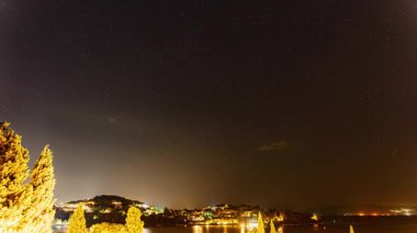 Gouvia Körfezi 'nin üzerinde bir yaz gecesinde gökyüzünün zaman çizelgesi