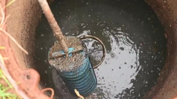 男人拿着化粪池和水井的滤网 检查和修理家用化粪池 — 图库视频影像