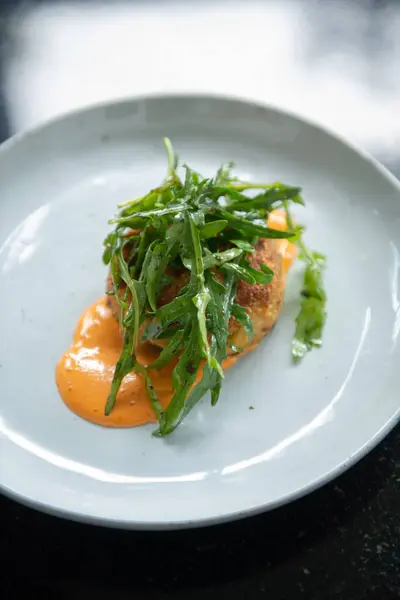 Bu yengeç keki tarifiyle lezzetli bir akşam yemeği ye. Lezzetli yengeç kekleri taze ve biberli roket salatasıyla mükemmel bir şekilde eşleştirilir. Lezzetli bir lezzet ve doku kombinasyonu yaratır..