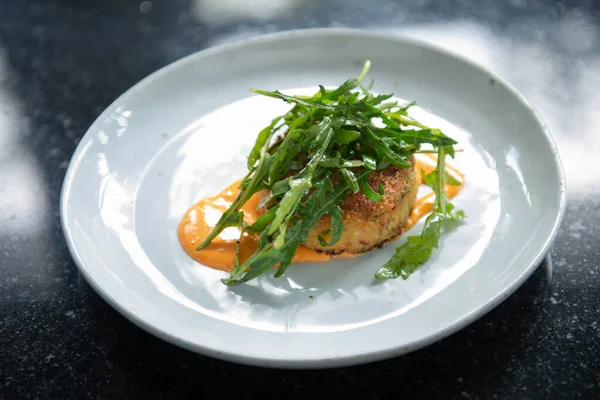 Bu yengeç keki tarifiyle lezzetli bir akşam yemeği ye. Lezzetli yengeç kekleri taze ve biberli roket salatasıyla mükemmel bir şekilde eşleştirilir. Lezzetli bir lezzet ve doku kombinasyonu yaratır..