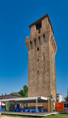 Revere 'in güneşli meydanındaki antik ortaçağ kulesi. Revere, İtalya 'da Mantua, Lombardy yakınlarında Po nehrinin kıyısında antik bir kasabadır..