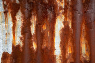 Arka plandaki çinko paslı metali boyamış.