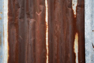 Arka plandaki çinko paslı metali boyamış.