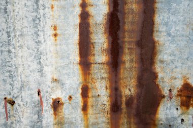 Arka plandaki çinko paslı metali boyamış.