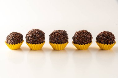 Tipik Brezilya tugayları, beyaz arka plan ve sarı küf üzerinde izole edilmiş..