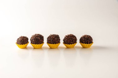 Tipik Brezilya tugayları, beyaz arka plan ve sarı küf üzerinde izole edilmiş..