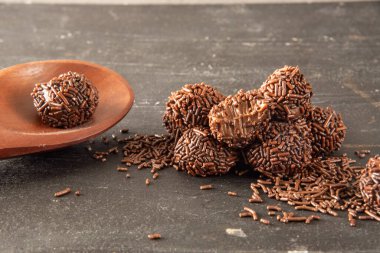 Brigadeiro (Brigadeiro) geleneksel Brezilya tatlısıdır. Koyu arkaplanda çikolata şekeri.