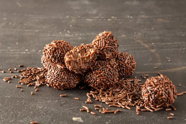 Brigadeiro Brigadeiro Geleneksel Brezilya Tatlısıdır Koyu Arkaplanda Çikolata Şekeri — Stok fotoğraf