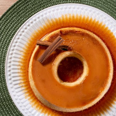 Karamelize edilmiş soslu konsantre süt pudingi..