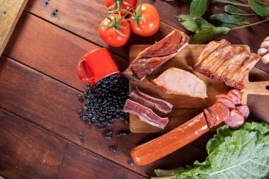 Geleneksel Brezilya yemeği feijoada için malzemeler