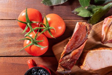 Geleneksel Brezilya yemeği feijoada için malzemeler.