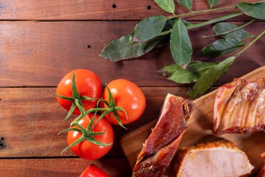 Geleneksel Brezilya yemeği feijoada için malzemeler.