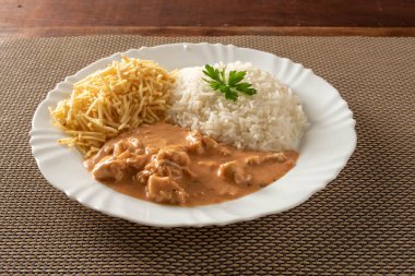 Pirinç, salata ve patates pipetli tavuk stroganoff..