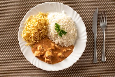 Pirinç, salata ve patates pipetli tavuk stroganoff..