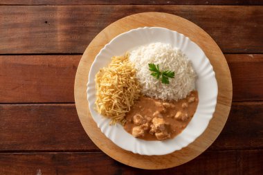 Pirinç, salata ve patates pipetli tavuk stroganoff..