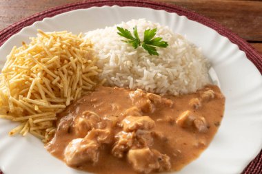 Pirinç, salata ve patates pipetli tavuk stroganoff..