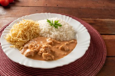 Pirinç, salata ve patates pipetli tavuk stroganoff..