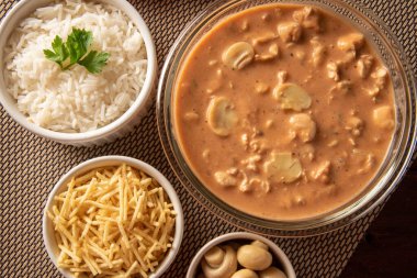 Pirinç, salata ve patates pipetli tavuk stroganoff..