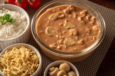 Pirinç, salata ve patates pipetli tavuk stroganoff..