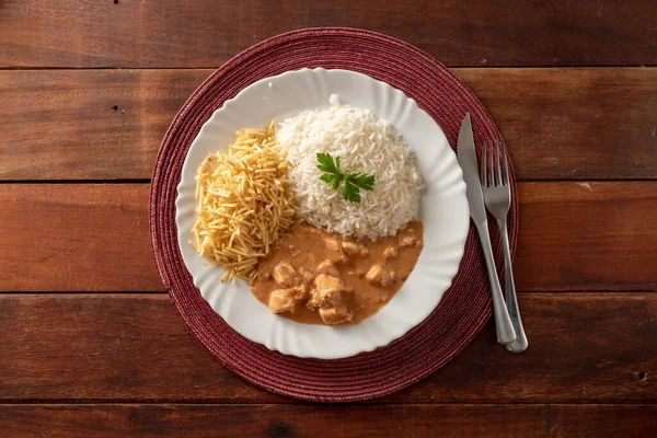 Hühnerstroganoff Mit Reis Salat Und Kartoffelstroh — Stockfoto