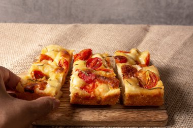 Ev yapımı İtalyan Pugliese Focaccia biberiyeli ve sade ahşap yağlı. Makro.