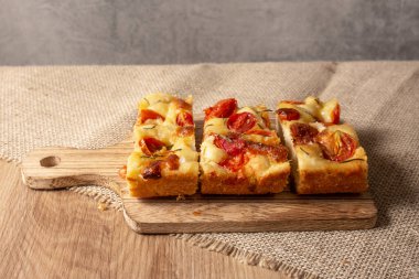 Ev yapımı İtalyan Pugliese Focaccia biberiyeli ve sade ahşap yağlı. Makro.