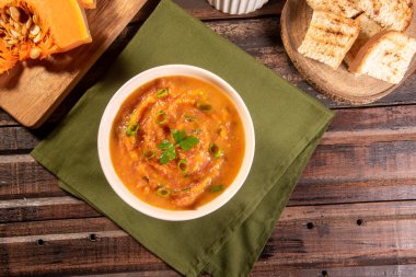 İçinde baharatlar olan ev yapımı balkabağı kreması. kabak çorbası..