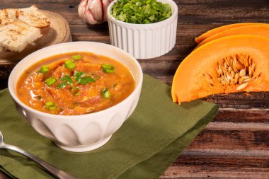 İçinde baharatlar olan ev yapımı balkabağı kreması. kabak çorbası..