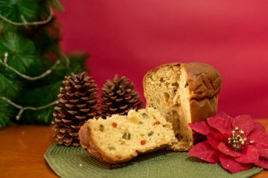 Panettone, kurutulmuş meyveli İtalyan ekmeği, bulanık Noel arkaplanı