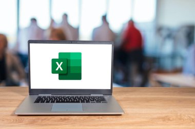 Brezilya, Rio de Janeiro, 10 / 10 / 2023. Microsoft bir dizüstü bilgisayar ekranında gösterilen üstün logo.