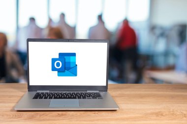 Brezilya, Rio de Janeiro, 10 / 10 / 2023. Microsoft Outlook logosu bir dizüstü bilgisayar ekranında görüntülendi.
