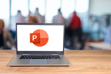 Brezilya, Rio de Janeiro, 10 / 10 / 2023. Microsoft PowerPoint logosu bir dizüstü bilgisayarda görüntülendi