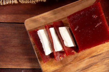 Minas peyniri ve ahşap arka planda guava tatlısı..