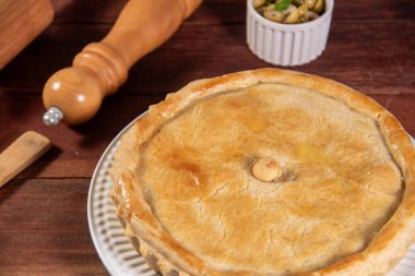 Tavuklu turta, ahşap masada turta.