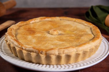 Tavuklu turta, ahşap masada turta.