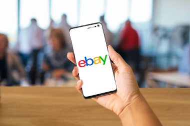 Ebay logosu ile el ele tutuşan ve arka planda insanları bulanıklaştıran Rio de Janeiro, Brezilya, Mayıs 2024