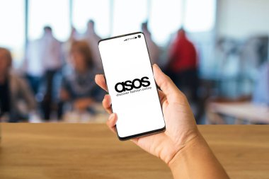 Asos logosunun bulunduğu cep telefonu ve arka planda Rio de Janeiro, Brezilya, Mayıs 2024