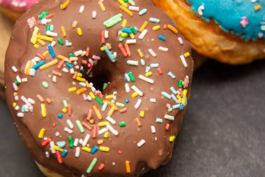 Lezzetli tatlı. Pembe, mavi ve çikolata renkli çörekler..