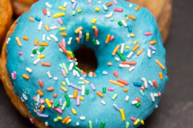 Lezzetli tatlı. Pembe, mavi ve çikolata renkli çörekler..