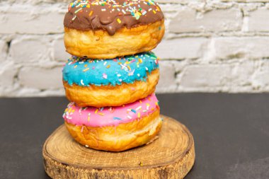 Lezzetli tatlı. Pembe, mavi ve çikolata renkli çörekler..