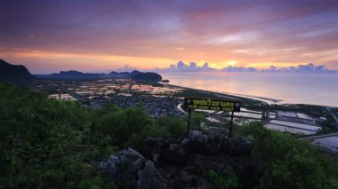 Khao Sam Roi Yot Ulusal Parkı 'ndaki Khao Daeng Bakış Alanı' nın manzarası. Prahuap Khiri Khan Eyaleti, Tayland 