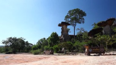 Sao Chaliang veya Dünya Sütunu, Tayland 'ın Ubon Ratchathani Eyaleti Pha Taem Ulusal Parkı' ndaki taş avluya saçılmış mantar şeklinde bir kumtaşı sütunu. 