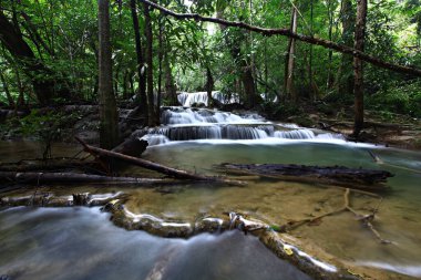 Huai Mae Khamin Şelalesi ya da Huay Mae Khamin Şelalesi 'nin güzel doğası Sri Nakarin Barajı Ulusal Parkı, Kanchanaburi, Tayland 